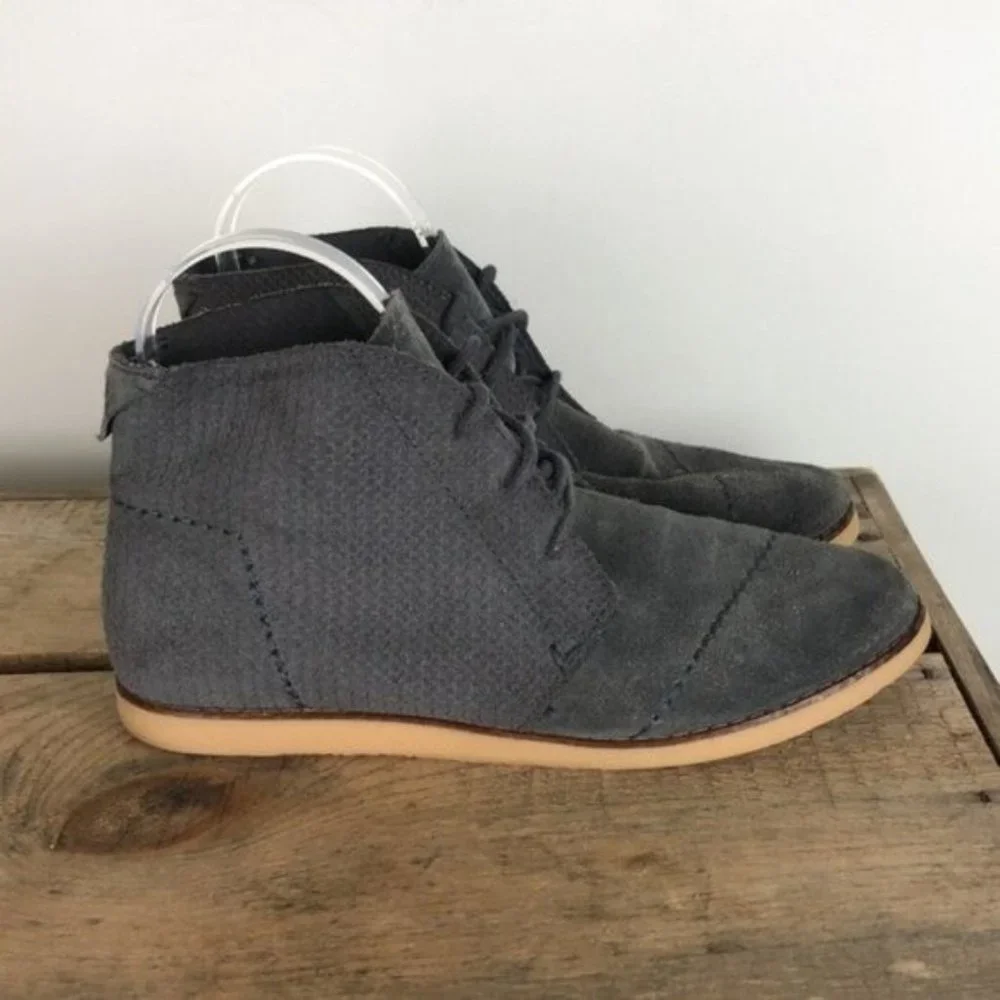 TOMS grey suede lace up chukka boots size 8 EUC_4